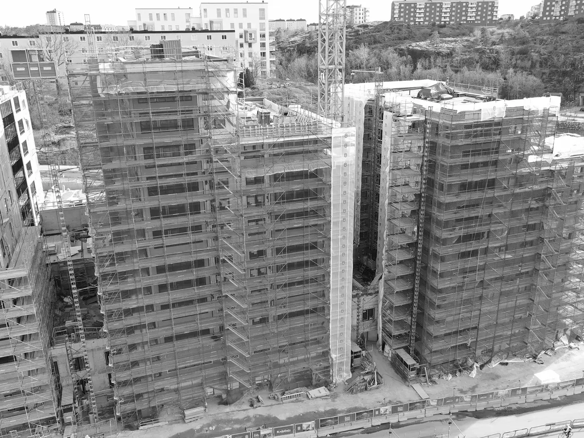 Fasádne lešenie na stavebnom projekte