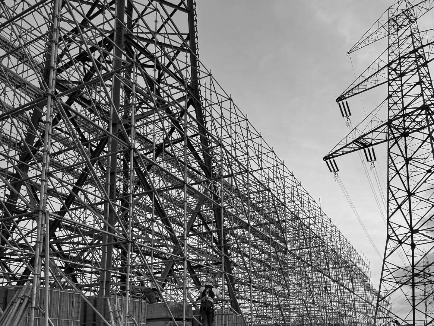 Špeciálne ochranné lešenie pri elektrickom vedení